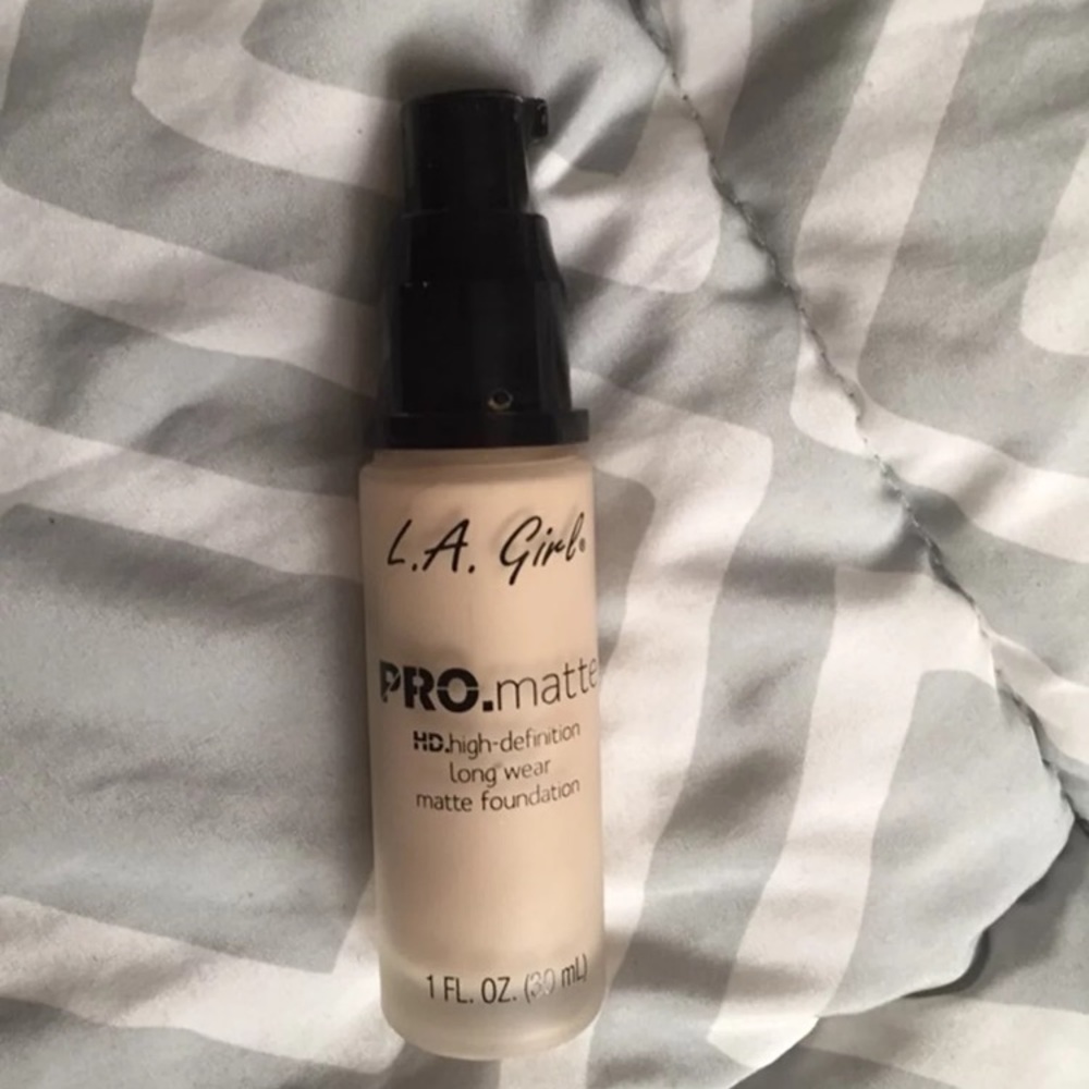 La Girl Pro Matte Foundation+free gift